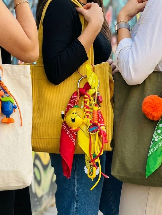 Accessoire de sac Pop et coloré vert orange avec figurine et pendentifs ludiques, issu de la Tribu monsieur&madame