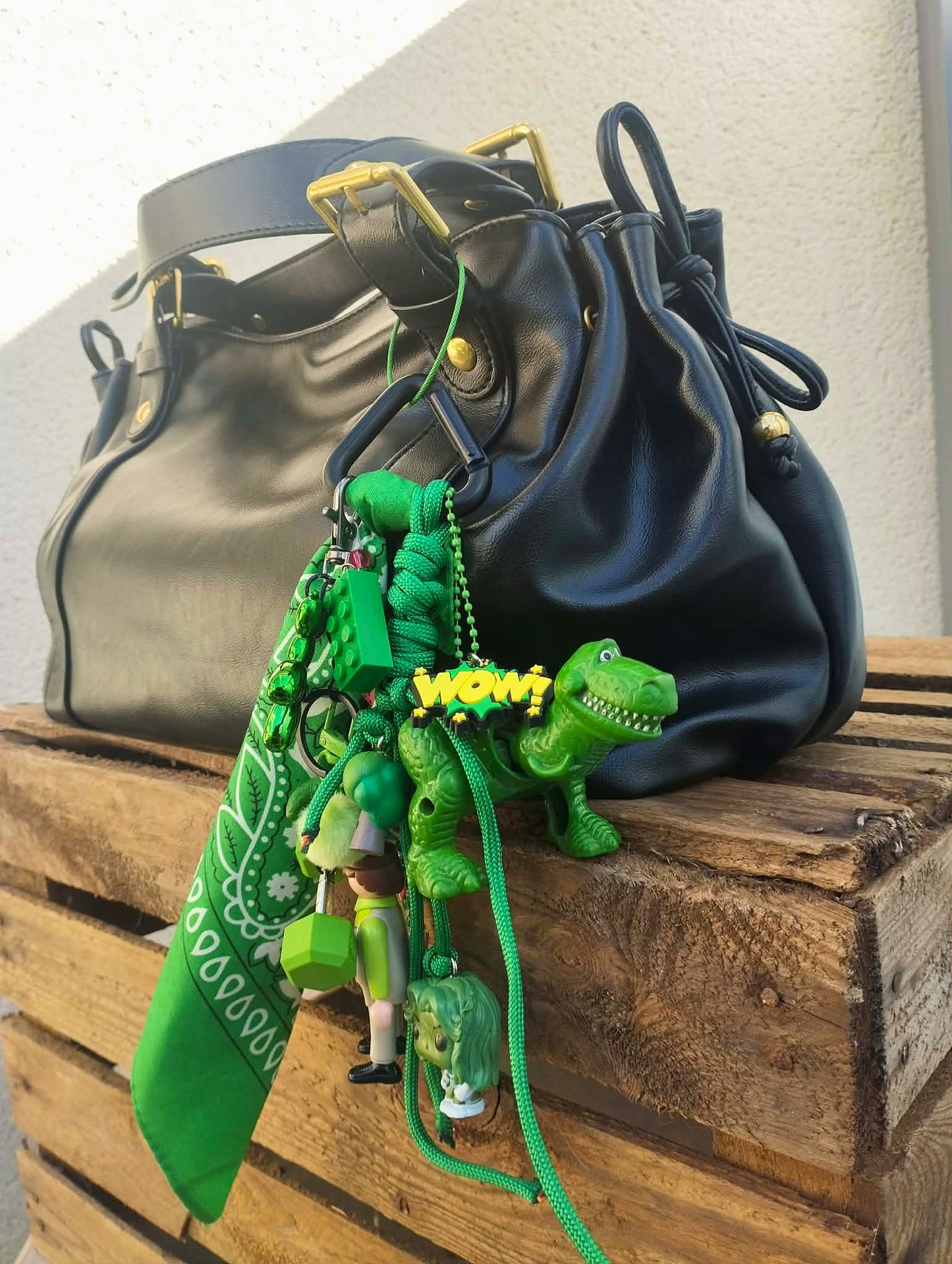 Bijou de sac vert, Gri-gri totem au style rétro avec breloques vintage et figurine upcyclées, pièce unique Totem Pop