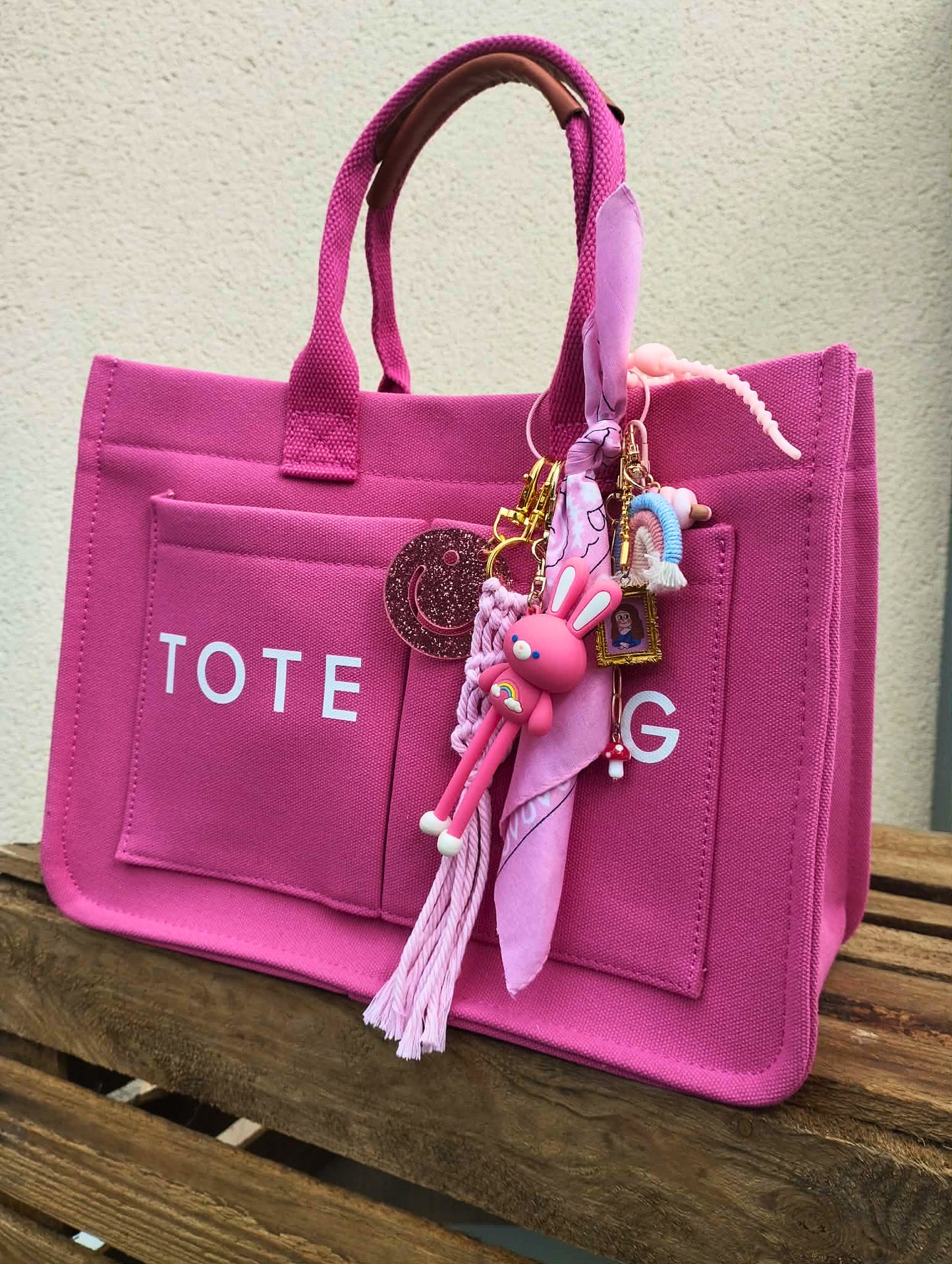 Bijou de sac doux avec éléments en crochet et breloques champignons, modèle roxy rabbit de la Tribu/collection smile