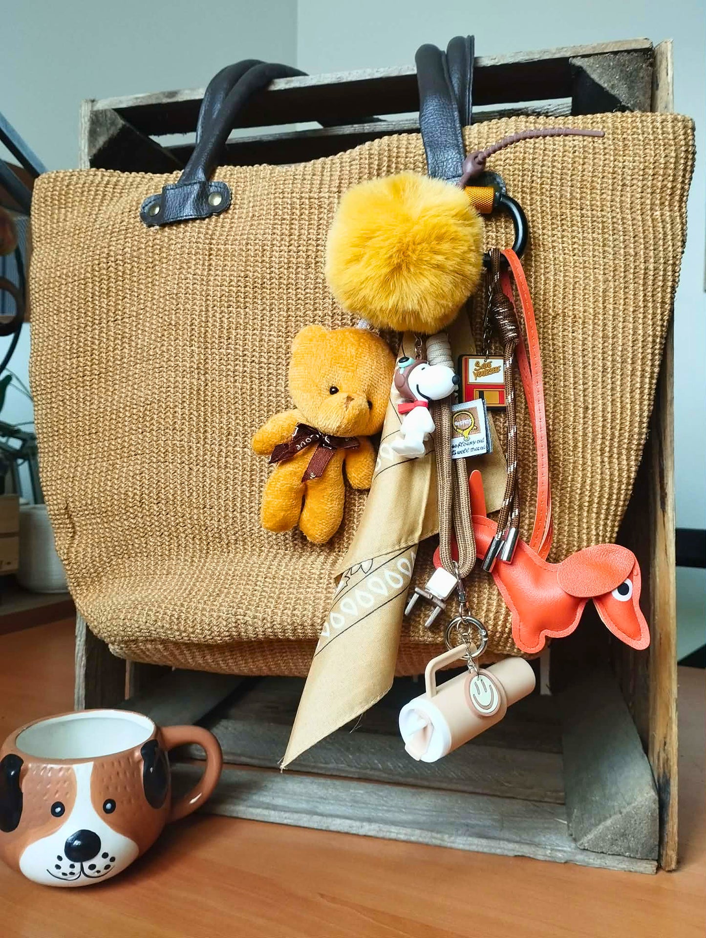Bijou de sac thématique Coffee avec accessoires miniatures et harmonie de couleurs marron, chocolat créme, Totem Pop. porte bonheur cadeau