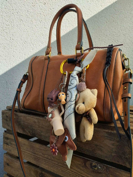 Porte-bonheur & Bijou de sac aux couleurs marron et beige avec figurine et breloques