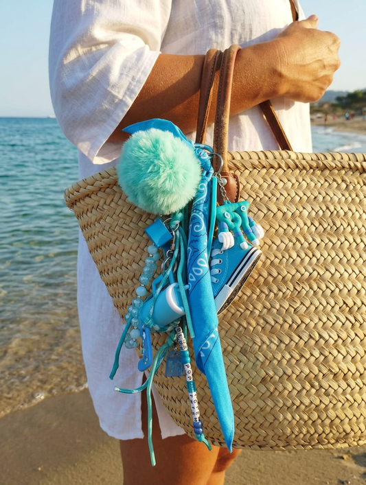 Gri-gri totem bohème chic avec franges, perles artisanales et talismans protecteurs, fait main