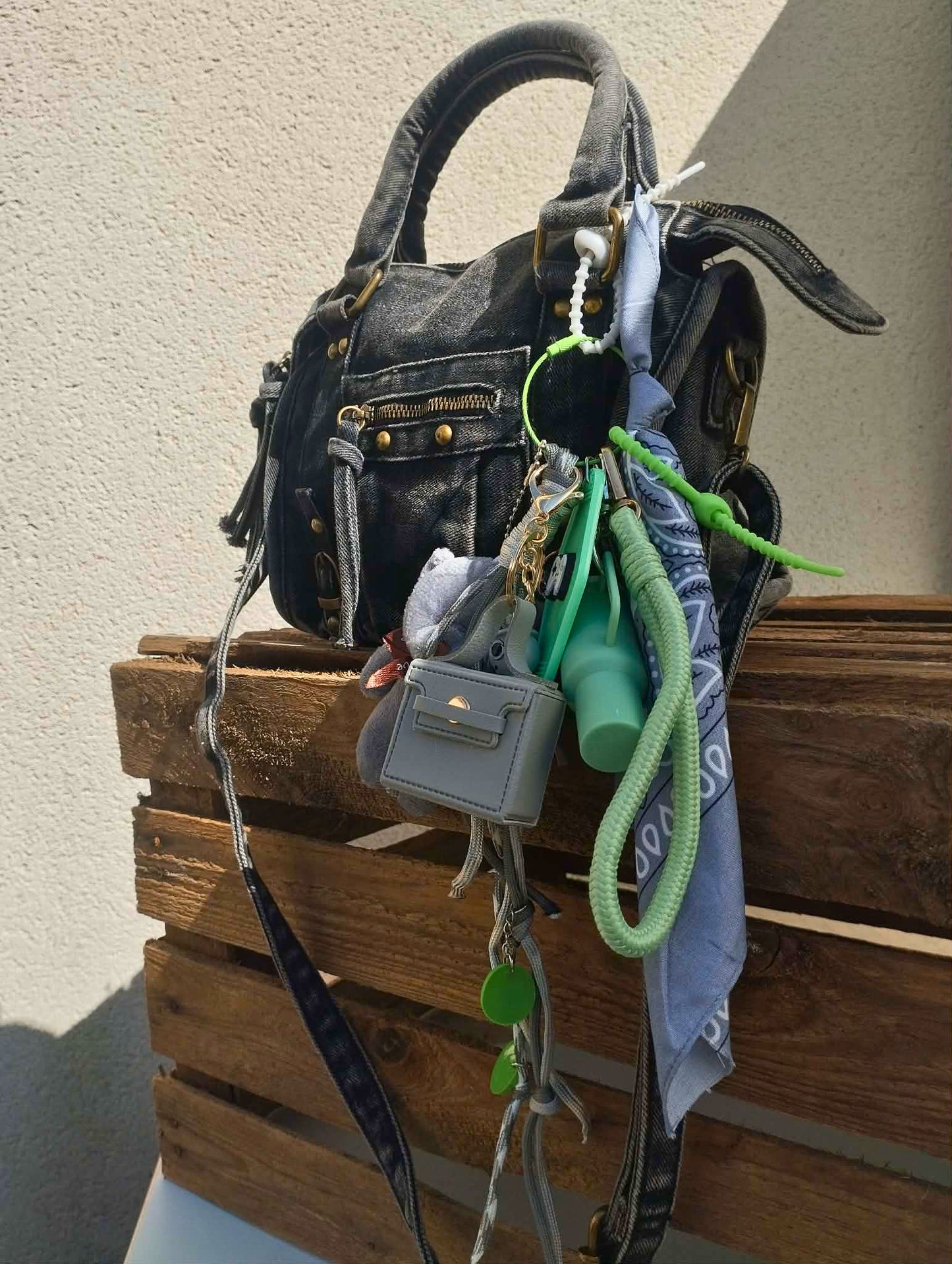 Bijou de sac doux et mignon couleur gris et vert d'eau avec un nounours et une mini mug. Breloque et charms porte bonheur 