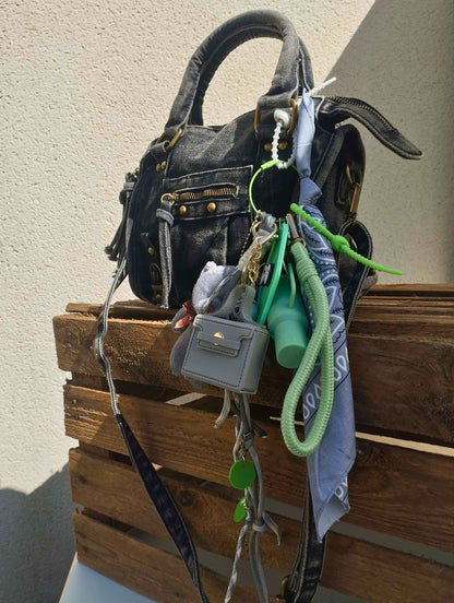 Bijou de sac doux et mignon couleur gris et vert d'eau avec un nounours et une mini mug. Breloque et charms porte bonheur 