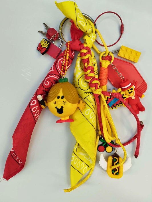 Bijou de sac couleur rouge et jaune inspiration pop culture et figurine upcyclée artisanale