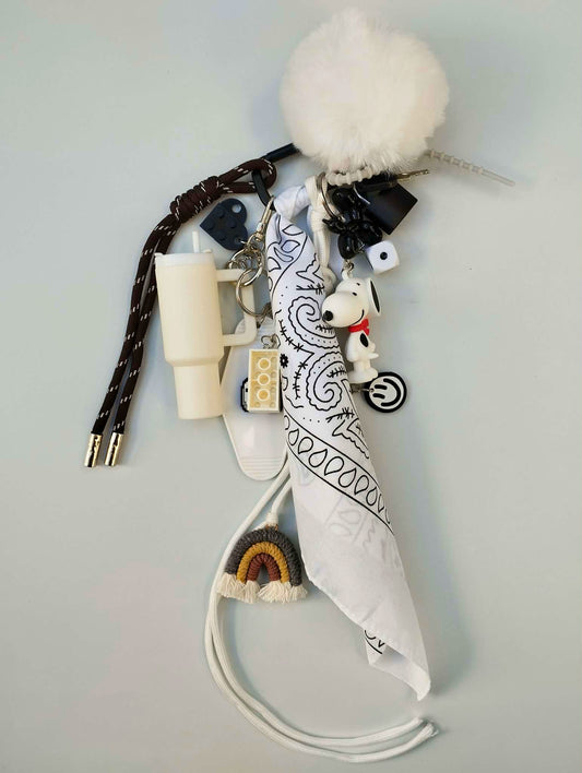 Bijou de sac noir et blanc porte bonheur avec charms et breloques. Parfait pour offrir en cadeau