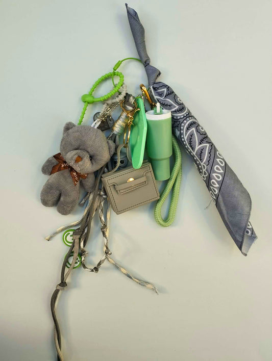 Bijou de sac doux et mignon couleur gris et vert d'eau avec un nounours et une mini mug. Breloque et charms porte bonheur 
