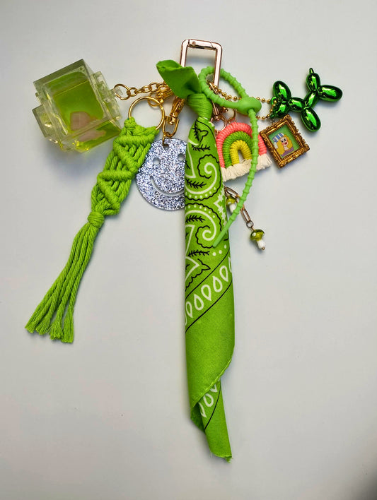 gri-gri porte bonheur Lulu Lucky de couleur vert avec smiley, macramé et breloque vintage