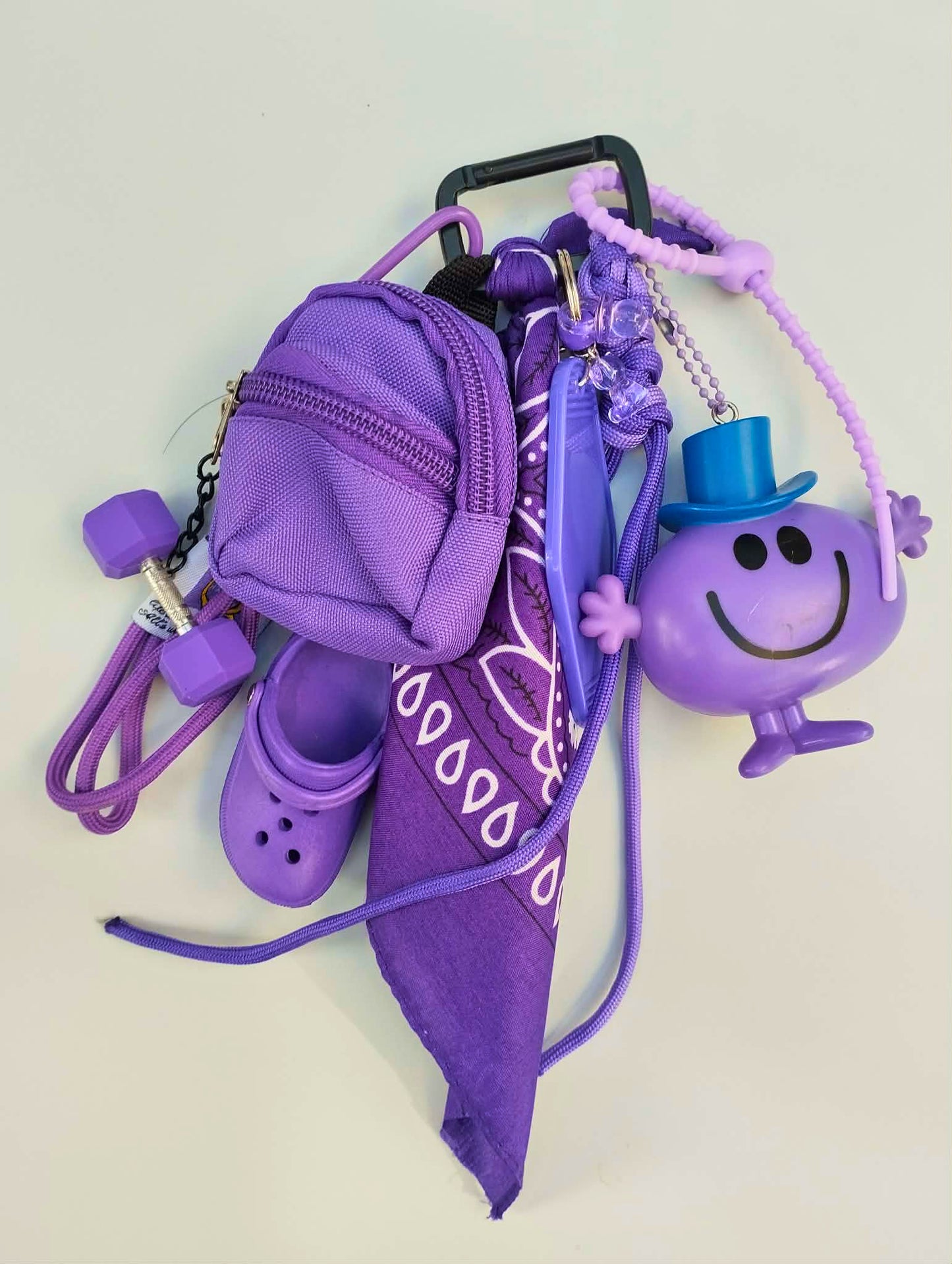 Accessoire de sac Pop culture et coloré avec breloques violette et pendentifs ludiques, issu de la Tribu des monsieur&madame