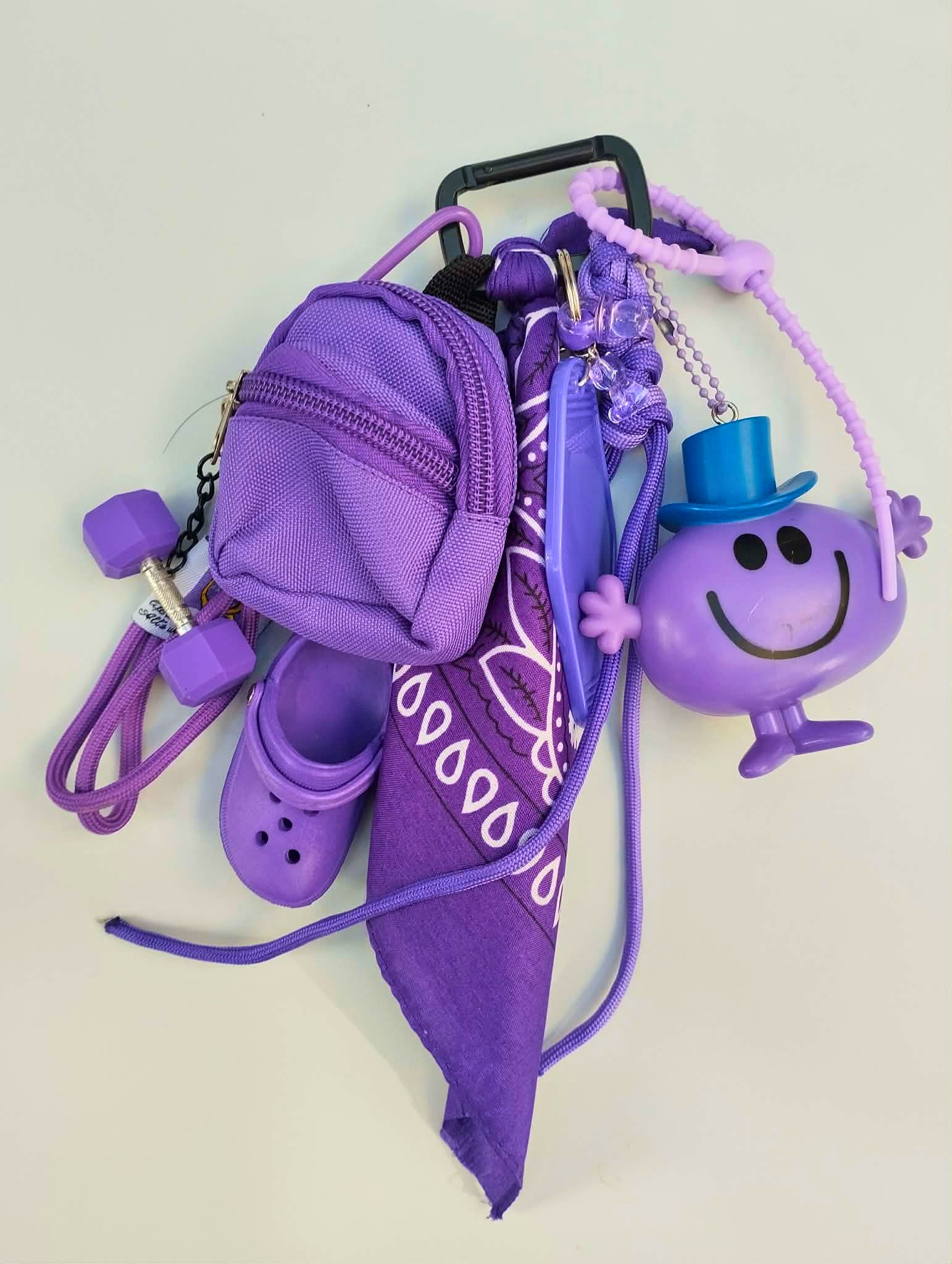 Accessoire de sac Pop culture et coloré avec breloques violette et pendentifs ludiques, issu de la Tribu des monsieur&madame