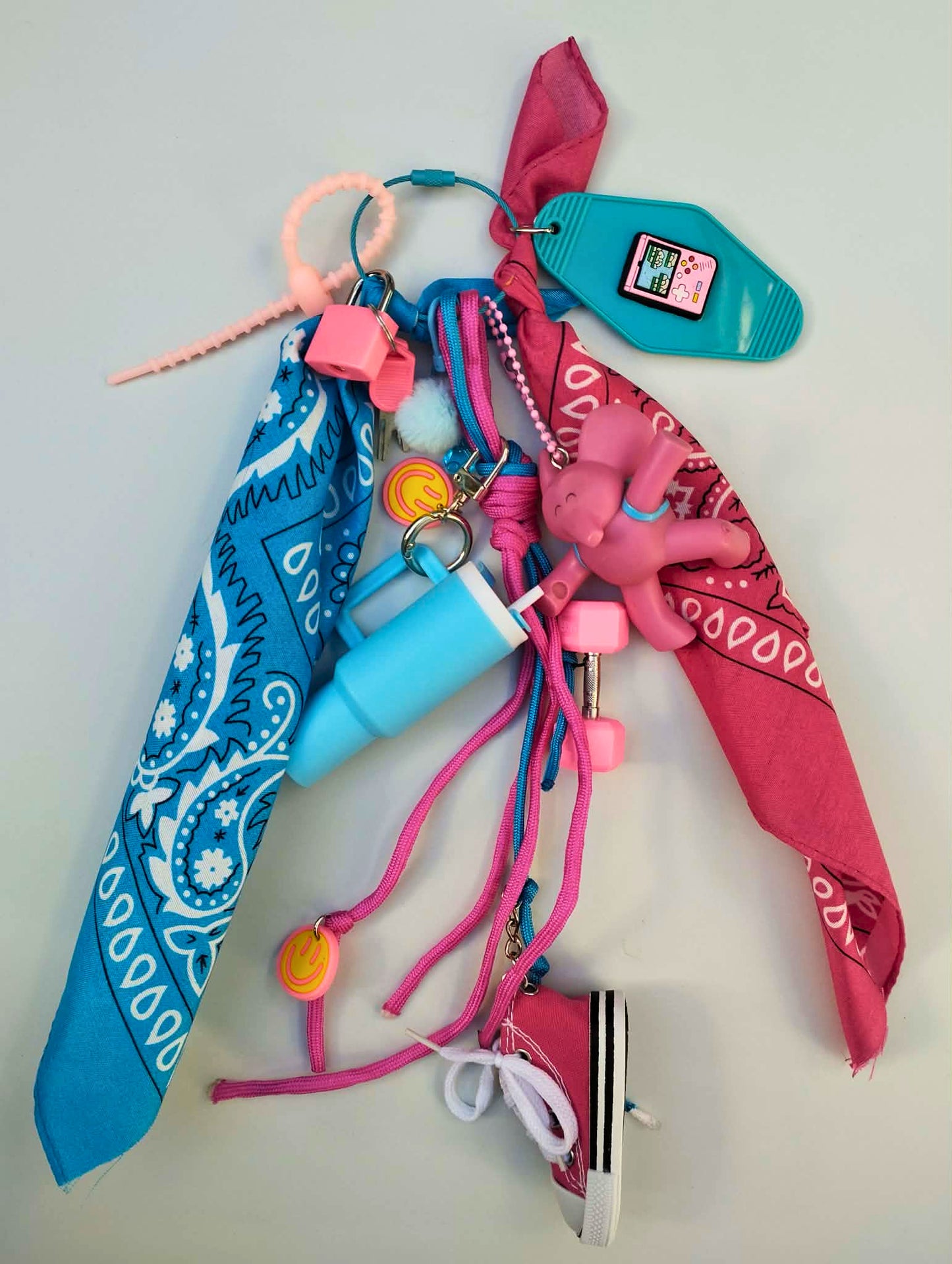 Bijou de sac rose et bleu mignon avec breloques et charms, figurine upcyclée