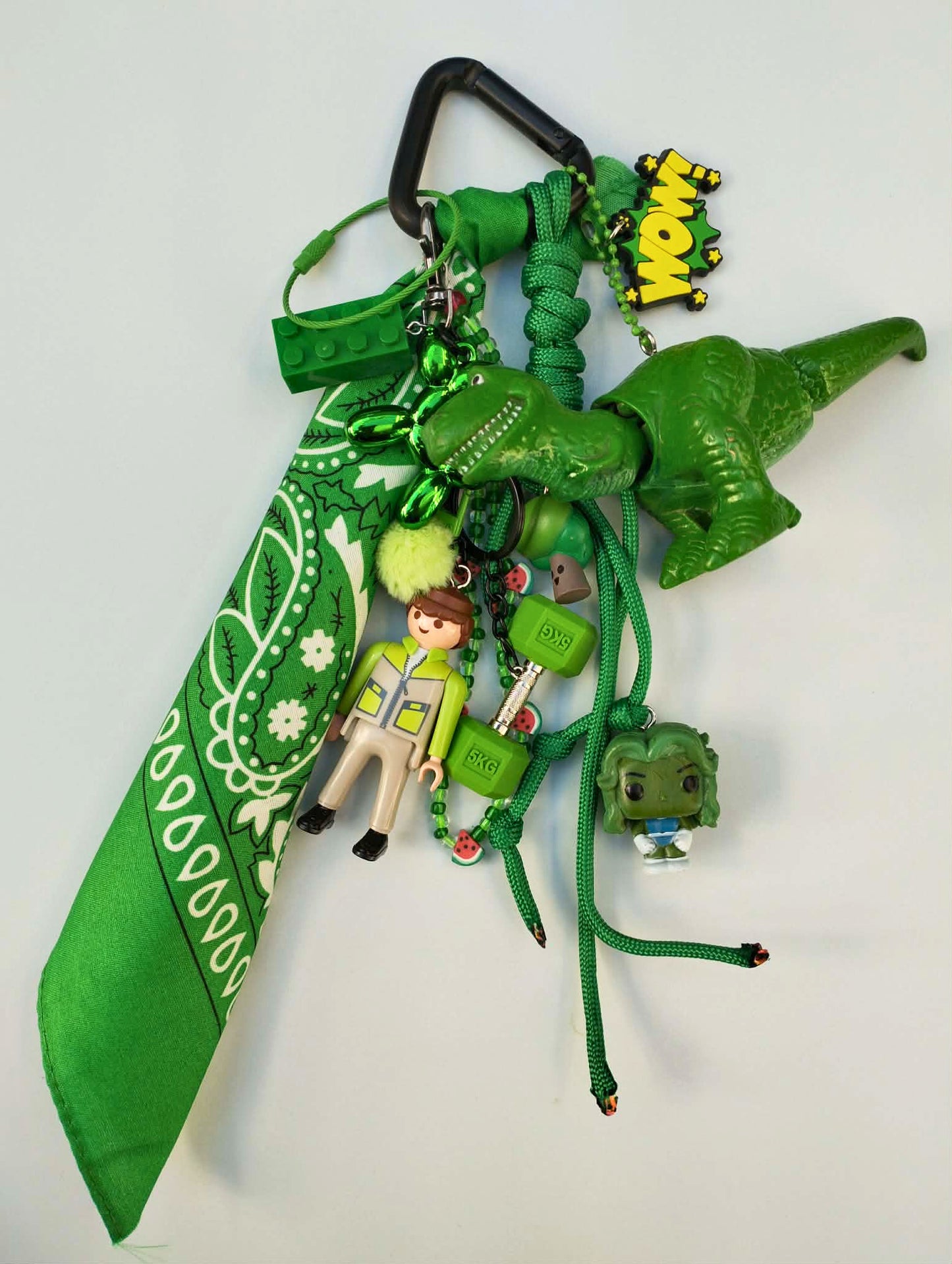 Bijou de sac vert, Gri-gri totem au style rétro avec breloques vintage et figurine upcyclées, pièce unique Totem Pop