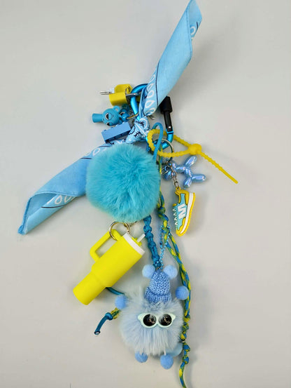 Bijou de sac rigolo bleu pastel et jaune, porte bonheur parfait pour offrir cadeau