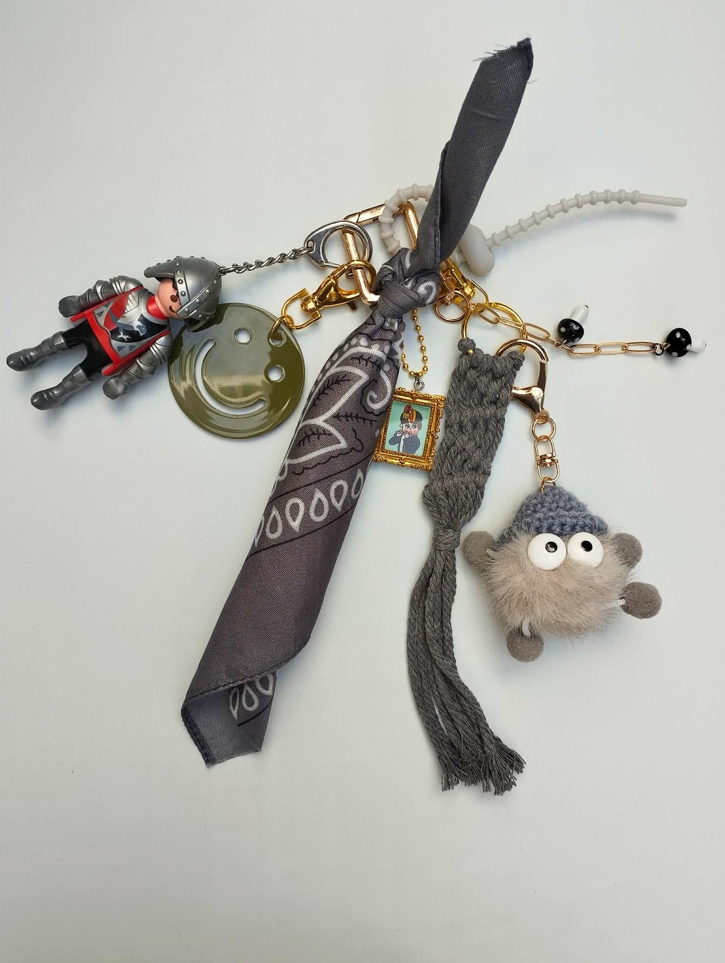 Gri-gri gris argenté au style rétro avec breloques vintage et figurine, pièce unique Totem Pop