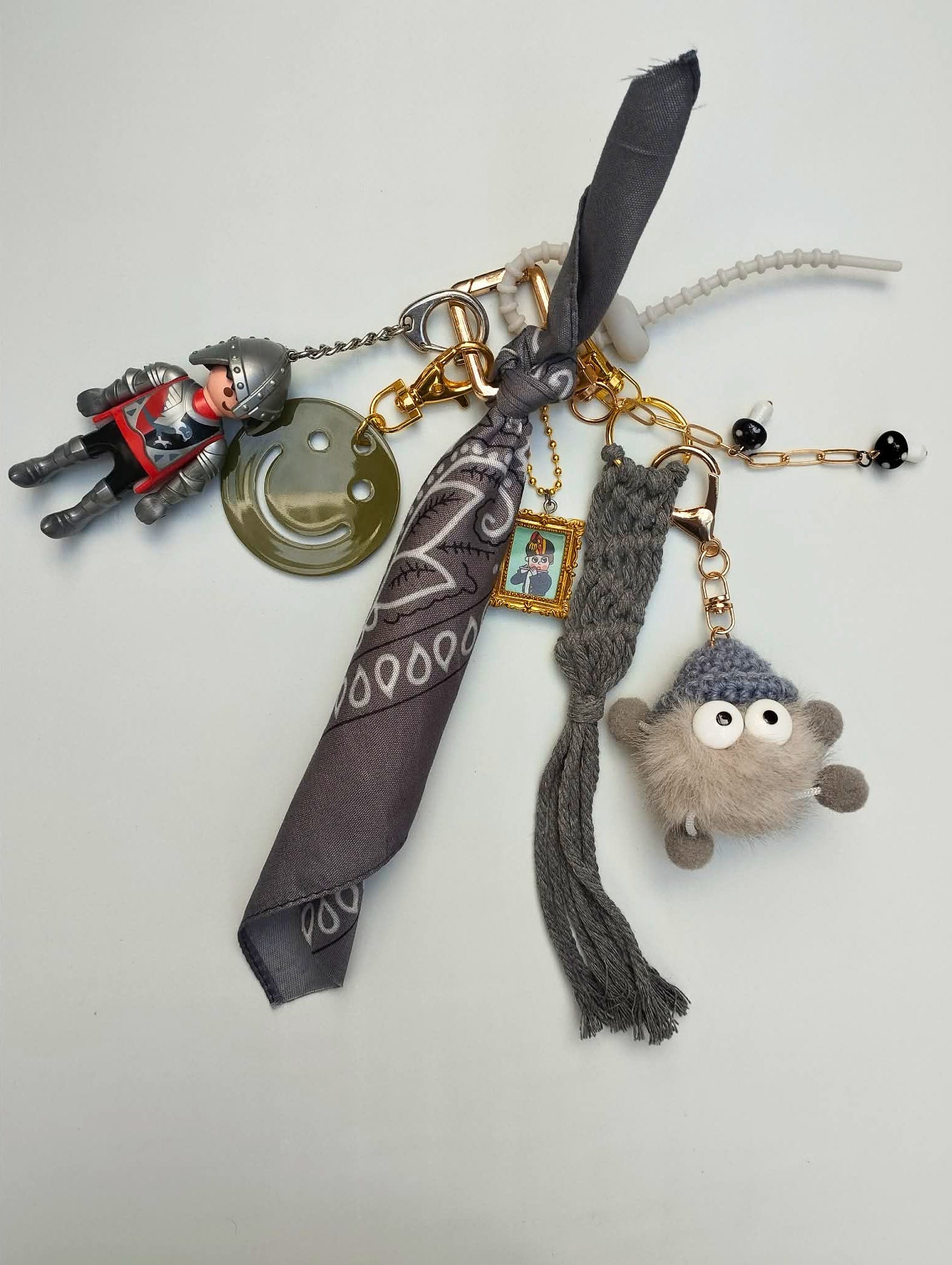 Gri-gri gris argenté au style rétro avec breloques vintage et figurine, pièce unique Totem Pop