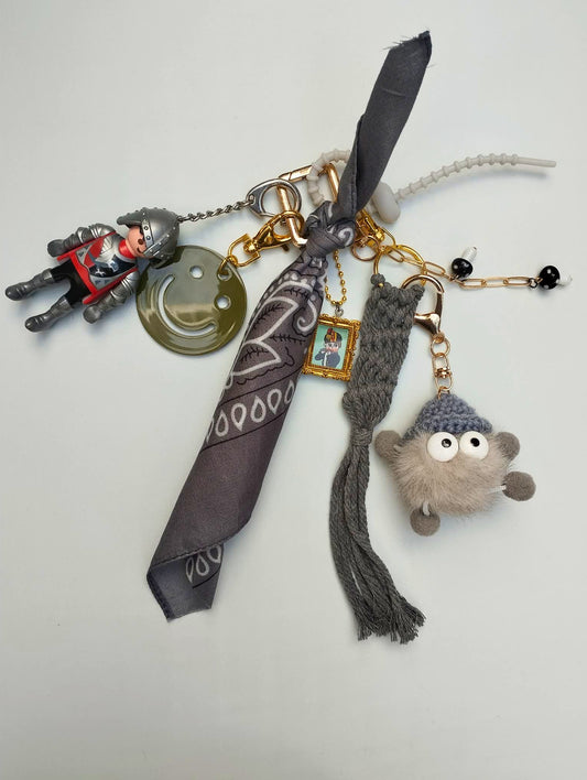 Gri-gri gris argenté au style rétro avec breloques vintage et figurine, pièce unique Totem Pop