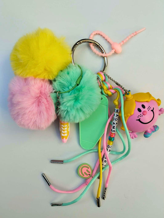 Gri-gri artisanale fait a la main en france, couleur kawaii rose vert jaune, figurine upcyclée porte bonheur.