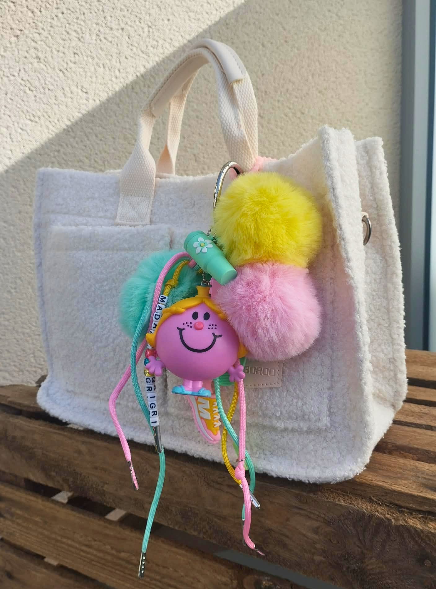 Gri-gri artisanale fait a la main en france, couleur kawaii rose vert jaune, figurine upcyclée porte bonheur.