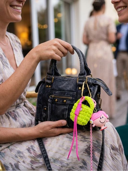 Bijou de sac pop culture rose et vert, figurine chinée et accessoires cordon breloques