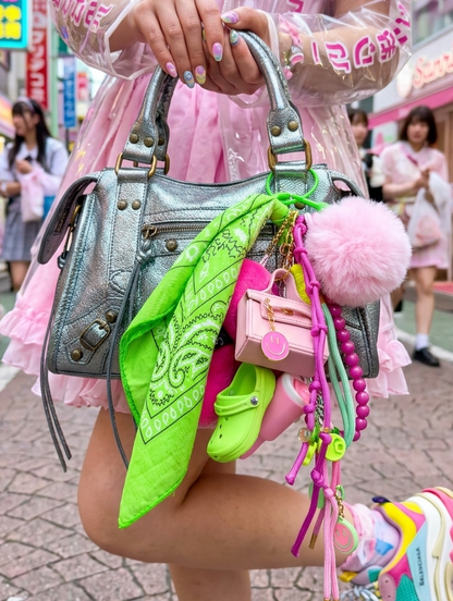 Porte bonheur Pom Candy, bijoux de sac rose et vert pomme avec breloque et charms. 