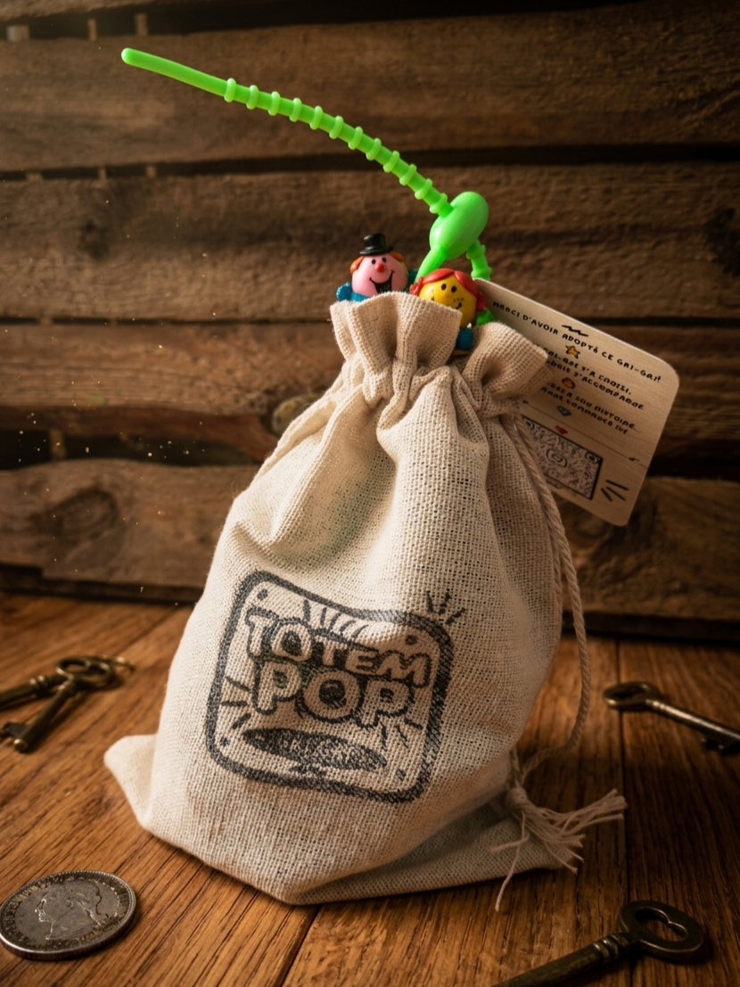 Packaging des créations artisanales totem pop, sachet en coton et carte porte bonheur, idée cadeau