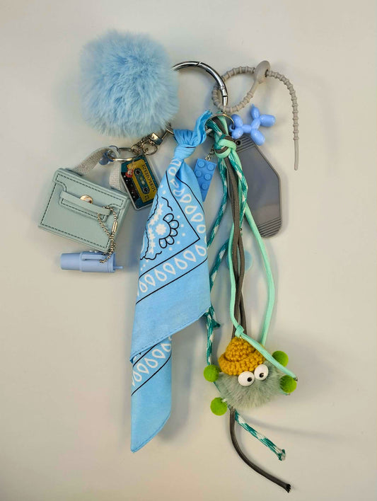 bijou de sac original avec petit monstre mignon, perles fantaisie et rubans texturés, fait main par Totem Pop