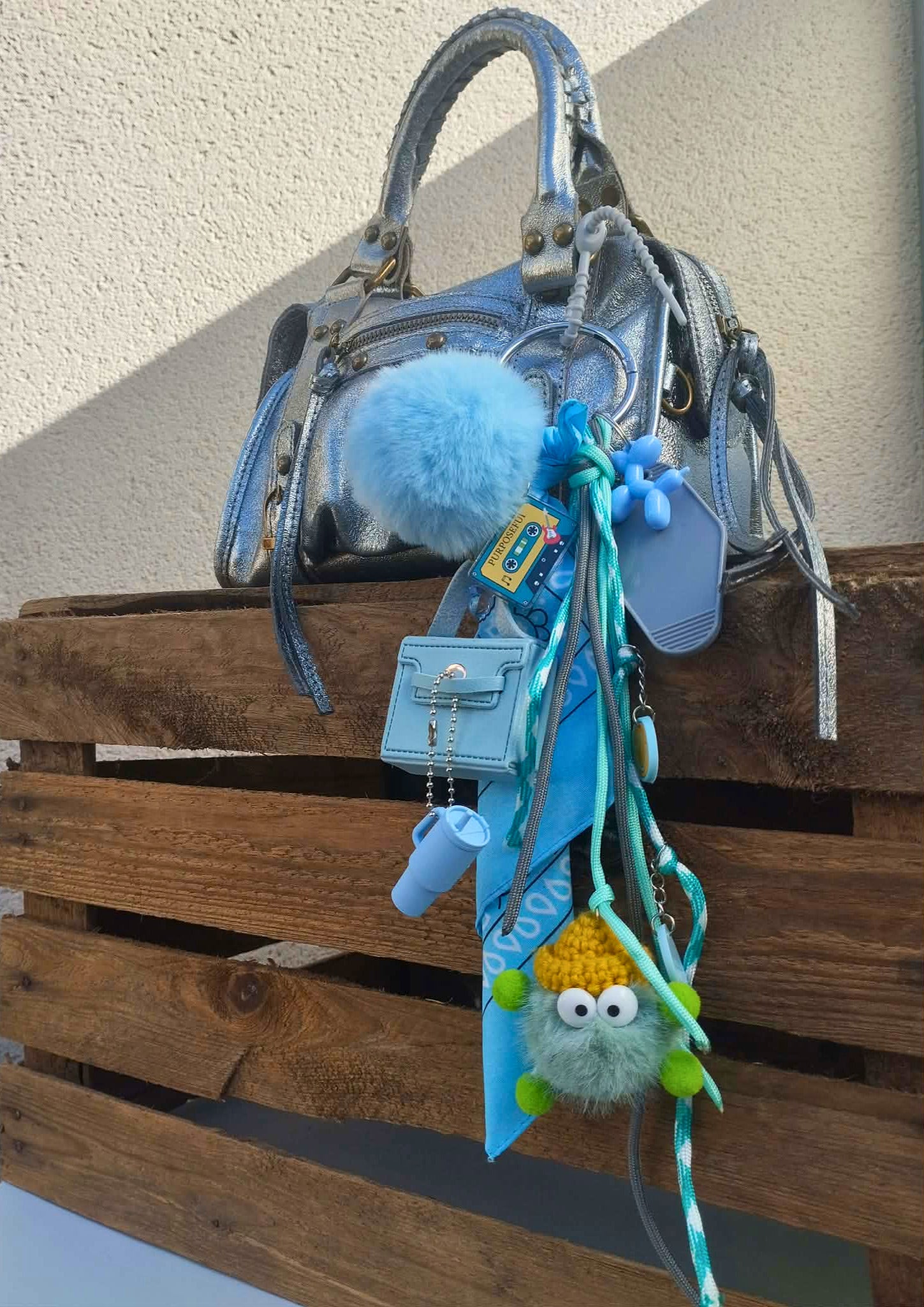 bijou de sac original avec petit monstre mignon, perles fantaisie et rubans texturés, fait main par Totem Pop. tribu gribouilles