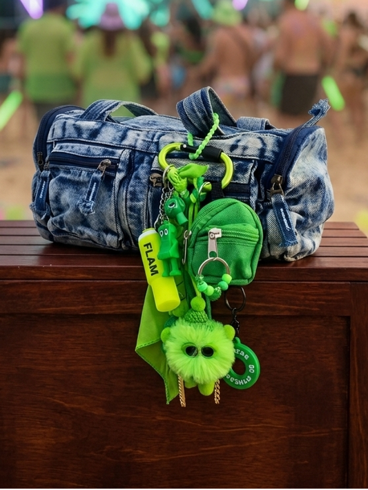 bijou de sac vert flashy amusant avec charms et éléments graphiques, création artisanale française Totem Pop