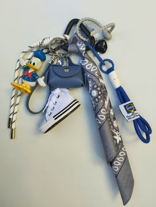 Gri-gri totem au style rétro avec breloques vintage et figurine réinventée, pièce unique Totem Pop