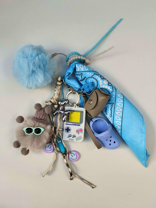 Bijou de sac fun et mignon gris et bleu pastel a accrocher partout! fait main.