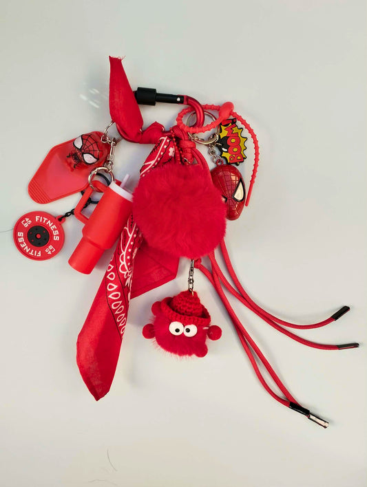 Accessoire porte bonheur de sac Pop et coloré rouge et pendentifs ludiques, inspiré des super héros