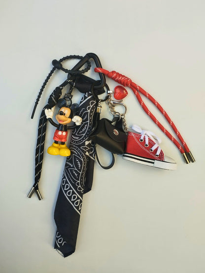 bijou de sac au style rétro avec breloques vintage et figurine réinventée, pièce unique Totem Pop. 