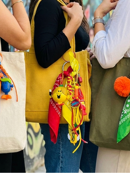 Accessoire de sac Pop et coloré vert orange avec figurine et pendentifs ludiques, issu de la Tribu monsieur&madame
