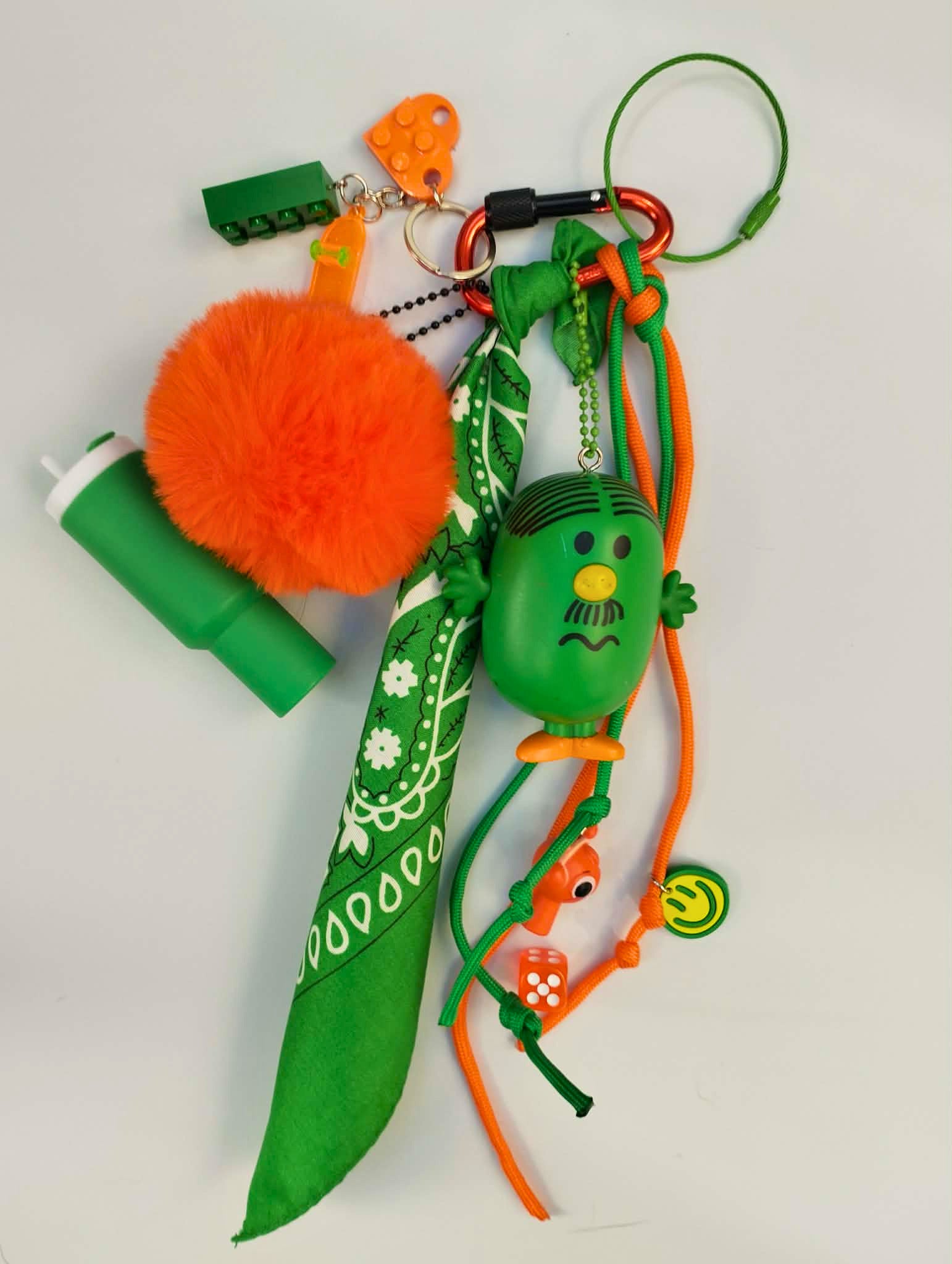Accessoire de sac Pop et coloré vert orange avec figurine et pendentifs ludiques, issu de la Tribu monsieur&madame