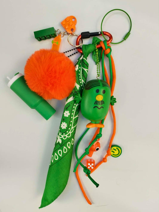 Accessoire de sac Pop et coloré vert orange avec figurine et pendentifs ludiques, issu de la Tribu monsieur&madame
