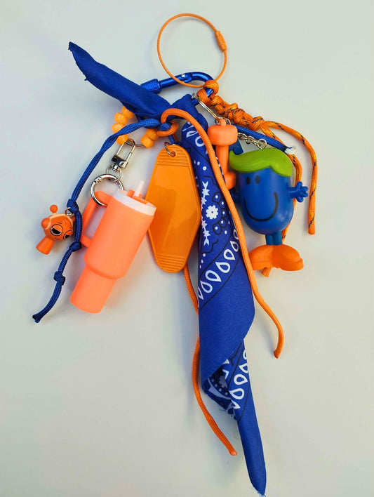 Accessoire de sac coloré tendance avec mousqueton robuste, charms modernes et bandana bleu. Cadeau porte bonheur