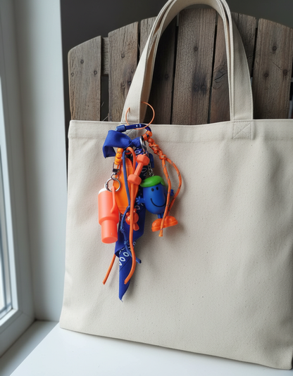 Accessoire de sac coloré tendance avec mousqueton robuste, charms modernes et bandana bleu. Cadeau porte bonheur