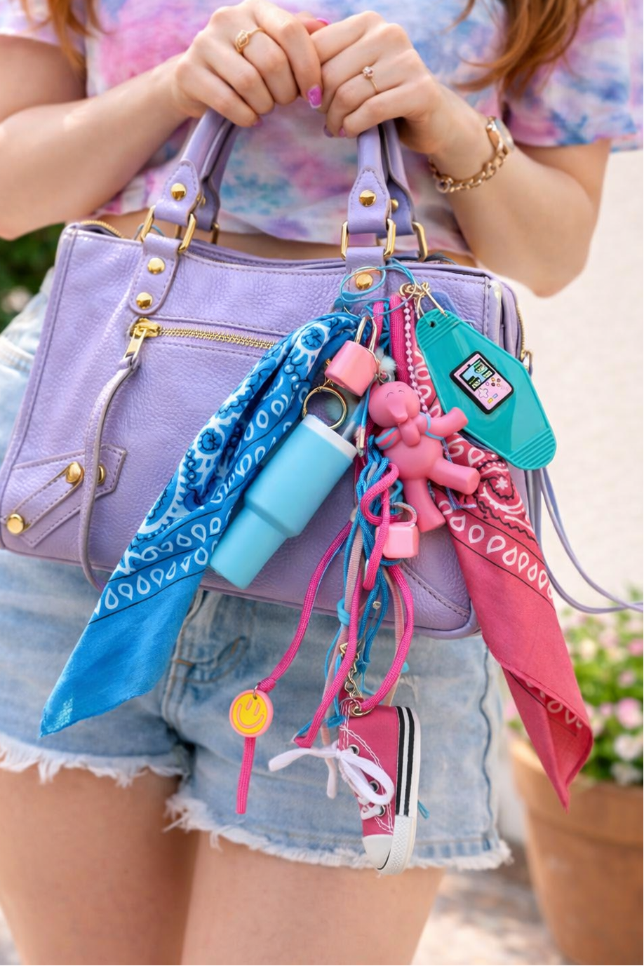 Bijou de sac rose et bleu mignon avec breloques et charms, figurine upcyclée