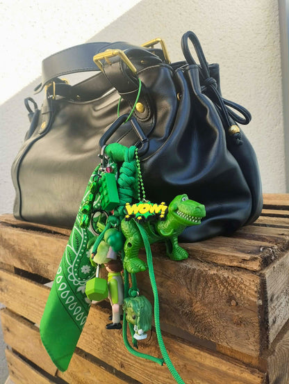 Bijou de sac vert, Gri-gri totem au style rétro avec breloques vintage et figurine upcyclées, pièce unique Totem Pop