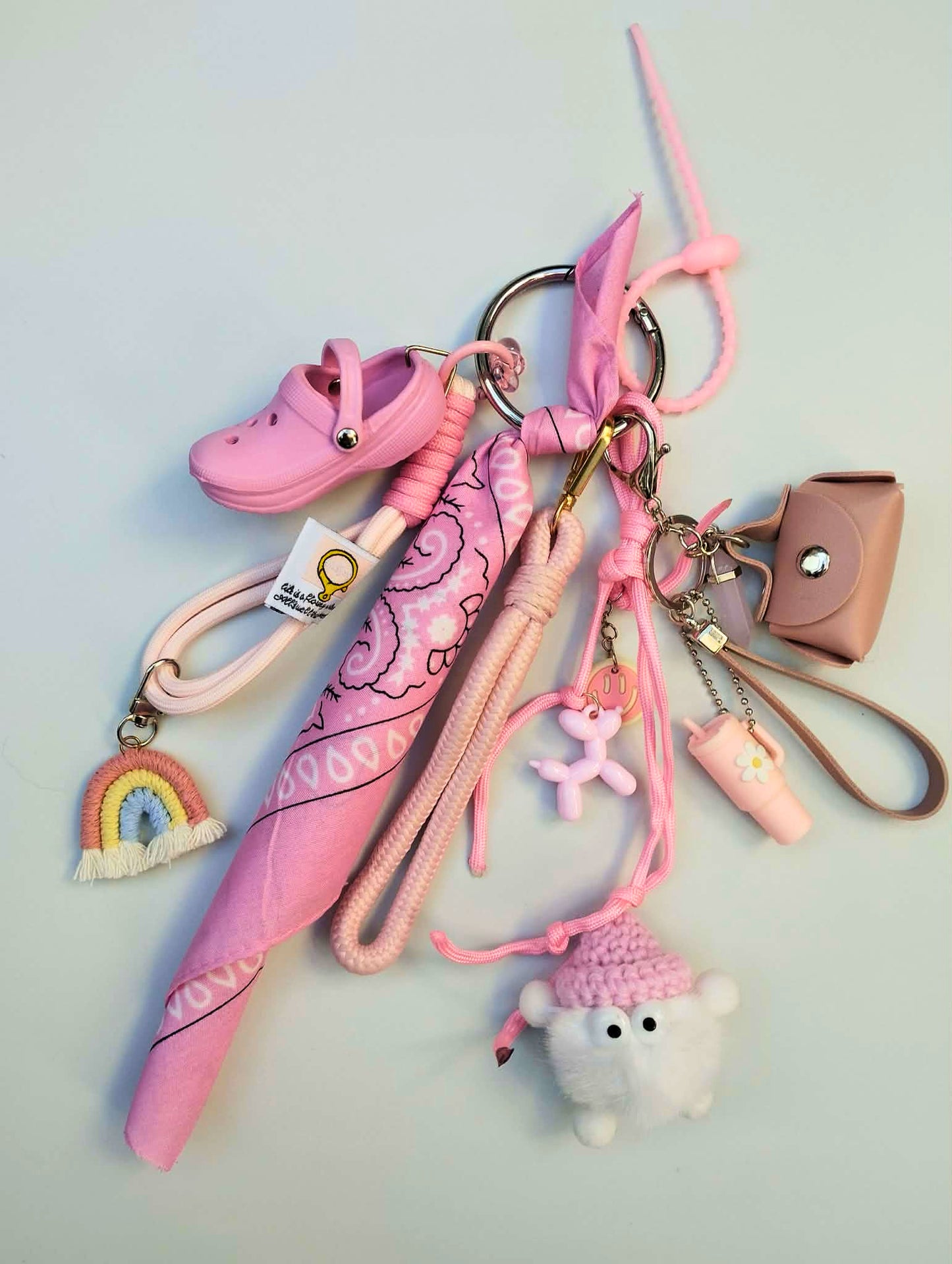 Bijou de sac thématique rose avec accessoires miniatures et harmonie de couleurs, Totem Pop.