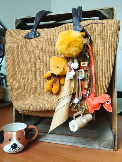 Bijou de sac thématique Coffee avec accessoires miniatures et harmonie de couleurs marron, chocolat créme, Totem Pop. porte bonheur cadeau