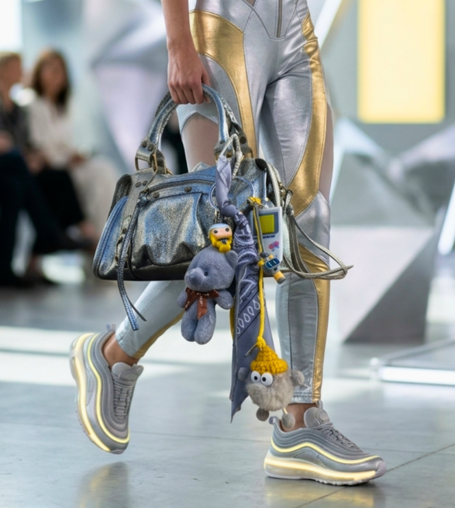 Accessoire de sac Pop et coloré avec pompon gris et jaune et pendentifs ludiques, issu de la Tribu gribouilles