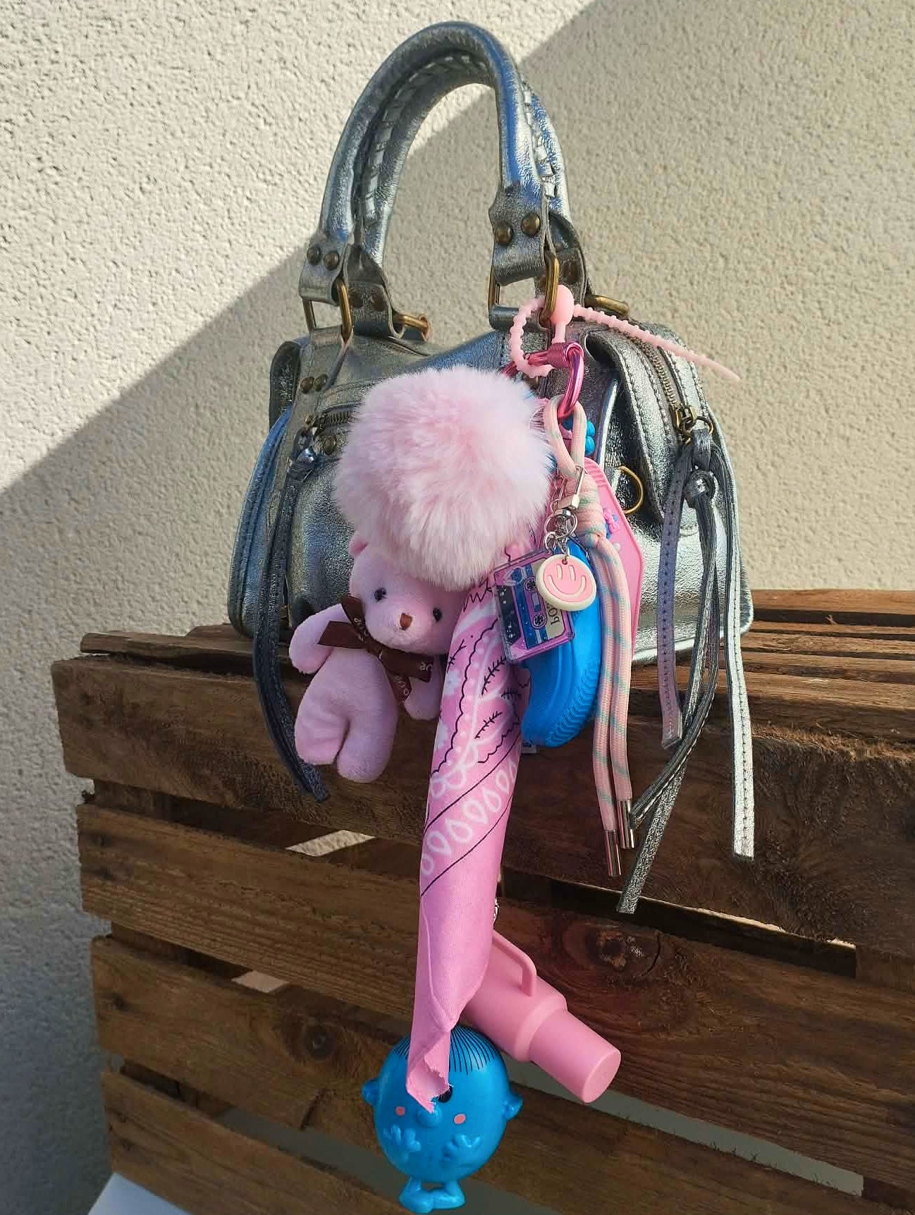 Accessoire de sac Pop et coloré avec figurine bleu et pendentifs ludiques rose, issu de la Tribu des monsieur&madame
