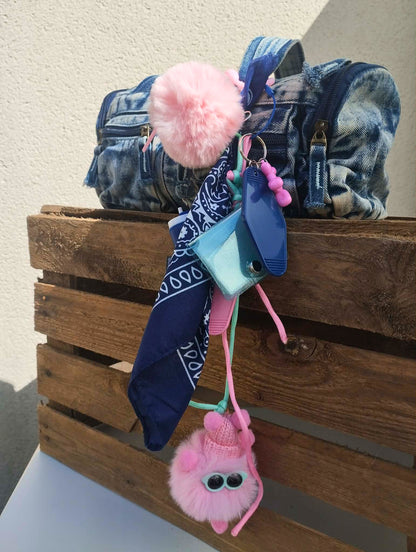 Bijou de sac artisanal bou bubble aux tons rose et bleu nuit agrémenté d'un bandana et de charms colorés, création Totem Pop