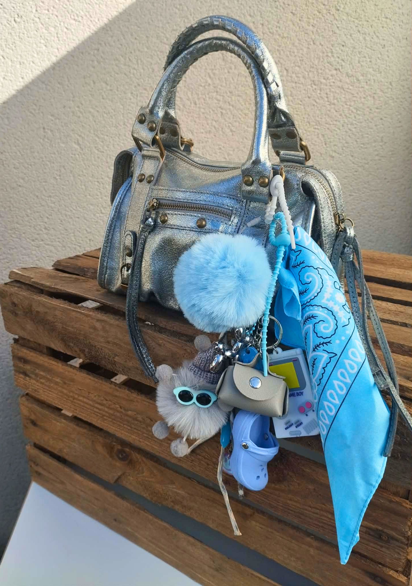 Bijou de sac fun et mignon gris et bleu pastel a accrocher partout! fait main. tribu gribouilles