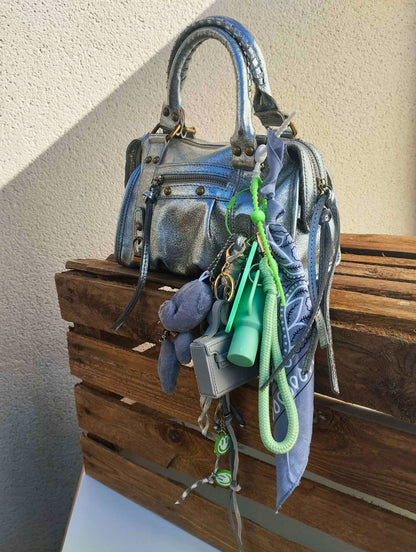 Bijou de sac doux et mignon couleur gris et vert d'eau avec un nounours et une mini mug. Breloque et charms porte bonheur 