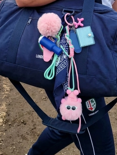 Bijou de sac artisanal bou bubble aux tons rose et bleu nuit agrémenté d'un bandana et de charms colorés, création Totem Pop