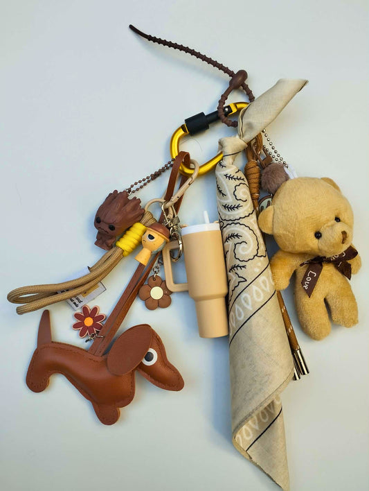 Porte-bonheur & Bijou de sac aux couleurs marron et beige avec figurine et breloques
