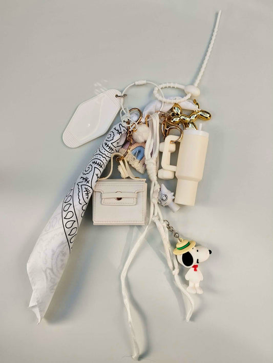 Bijou de sac blanc de la collection / Tribu Coffee-Mood, figurine et mini sac avec breloques et charms dorée