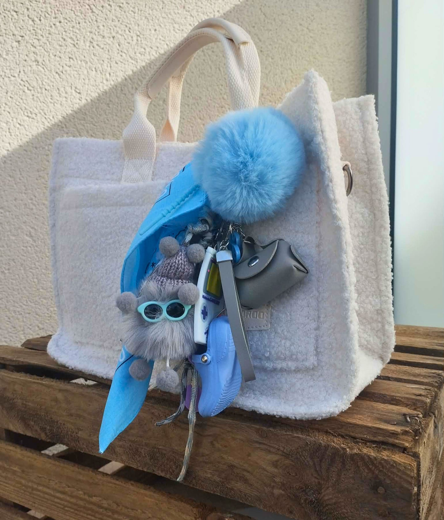 Bijou de sac fun et mignon gris et bleu pastel a accrocher partout! fait main. tribu gribouilles